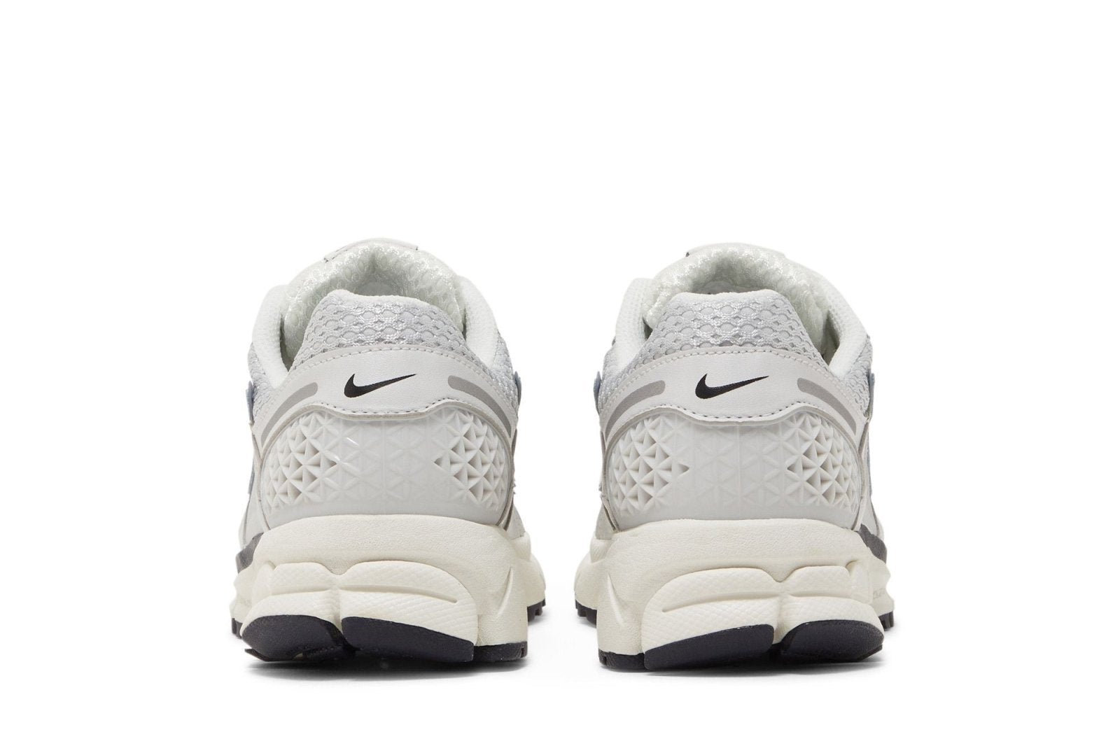 Tênis Nike Zoom Vomero 5 Photon Dust Metallic Silver Cinza