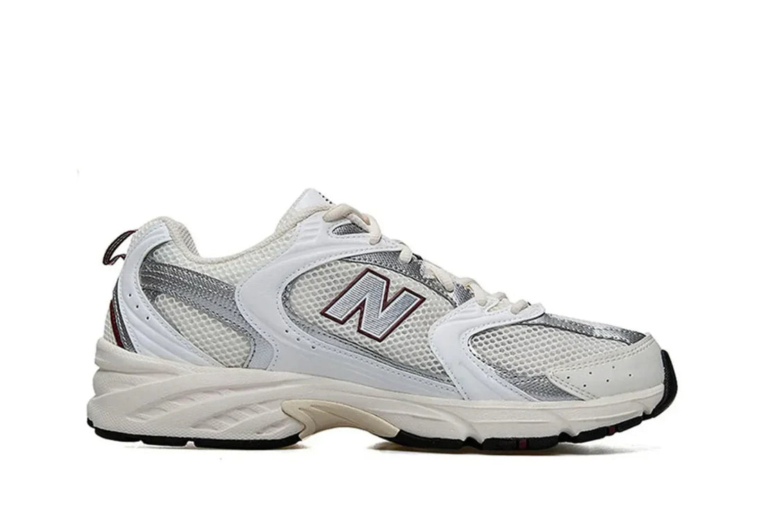 Tênis New Balance branco e prata com detalhe em mesh, estilo sneaker esportivo masculino