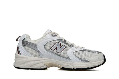 Tênis New Balance branco e prata com detalhe em mesh, estilo sneaker esportivo masculino