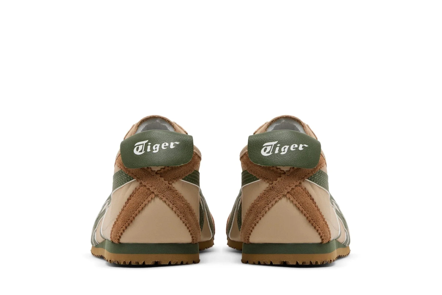 Tênis Onitsuka Tiger bege e verde, vistos de trás, com detalhe em camurça marrom e sola de borracha.