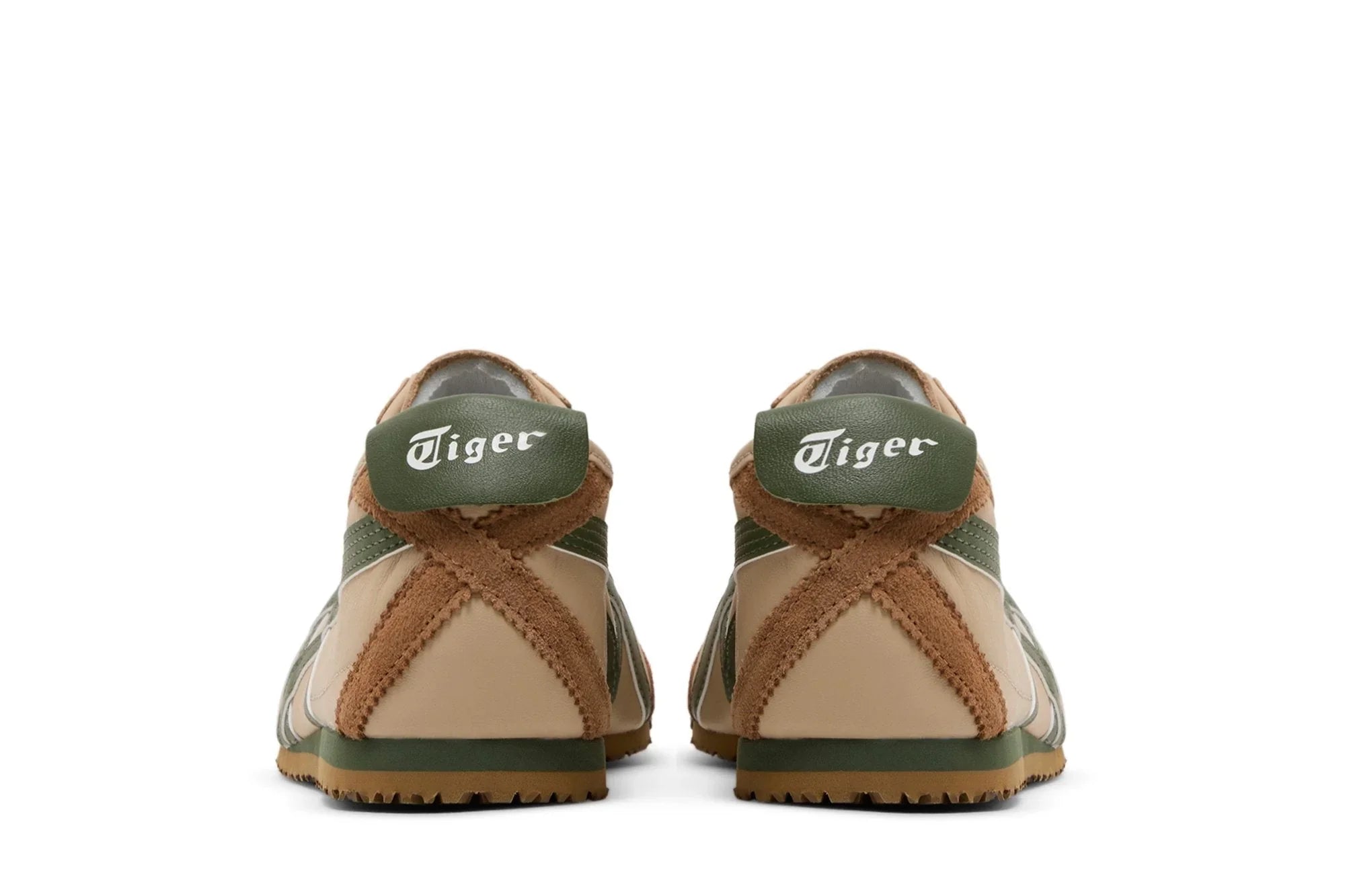 Tênis Onitsuka Tiger bege e verde, vistos de trás, com detalhe em camurça marrom e sola de borracha.