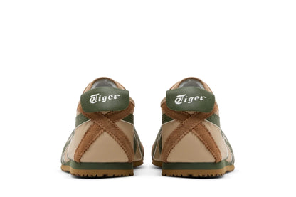 Tênis Onitsuka Tiger bege e verde, vistos de trás, com detalhe em camurça marrom e sola de borracha.