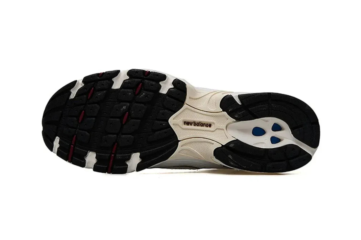 Solado de tênis New Balance com detalhes em preto, branco e azul, focado em tração esportiva.