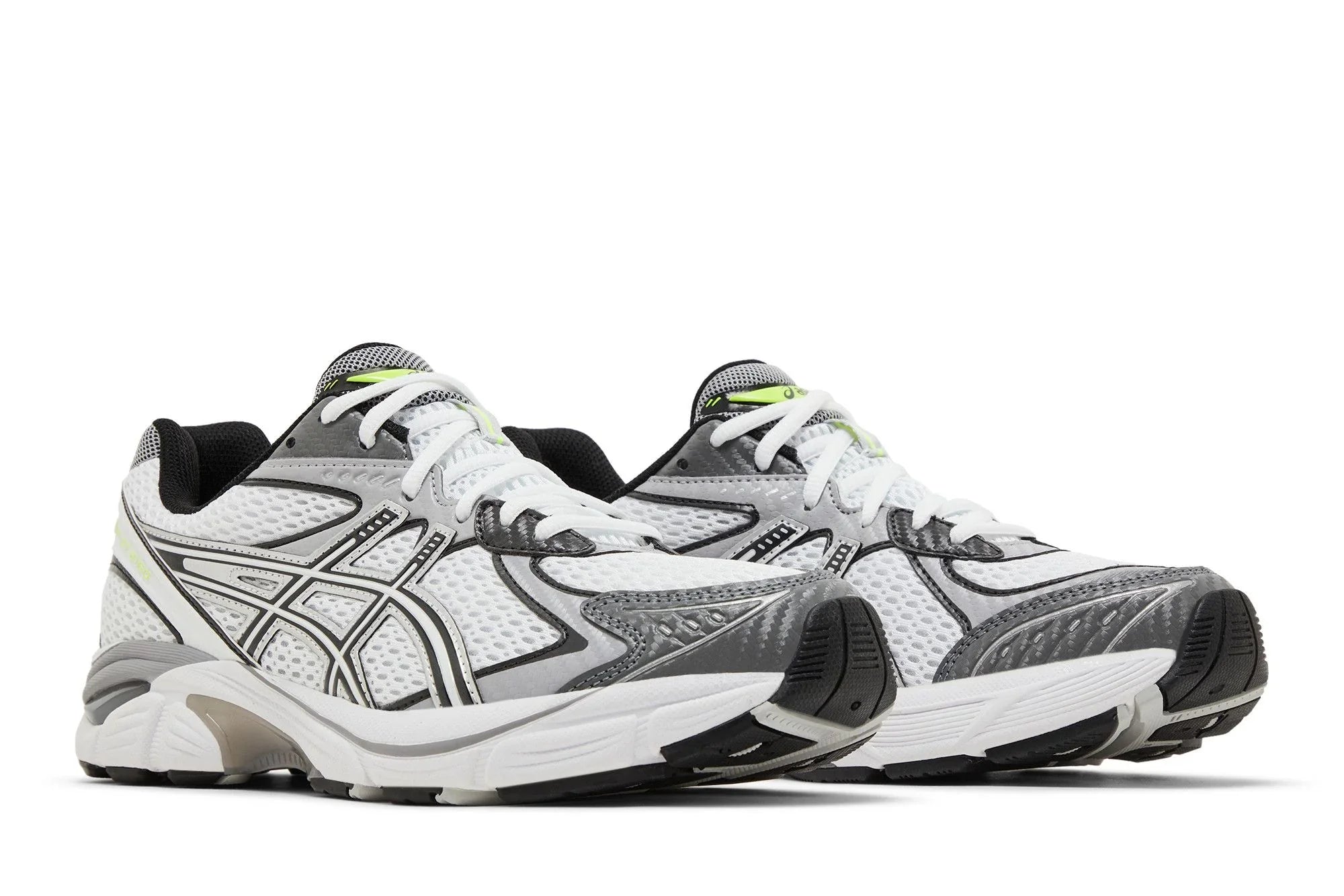 Tênis esportivo branco, cinza e preto, com detalhes em verde, design moderno e solado robusto.