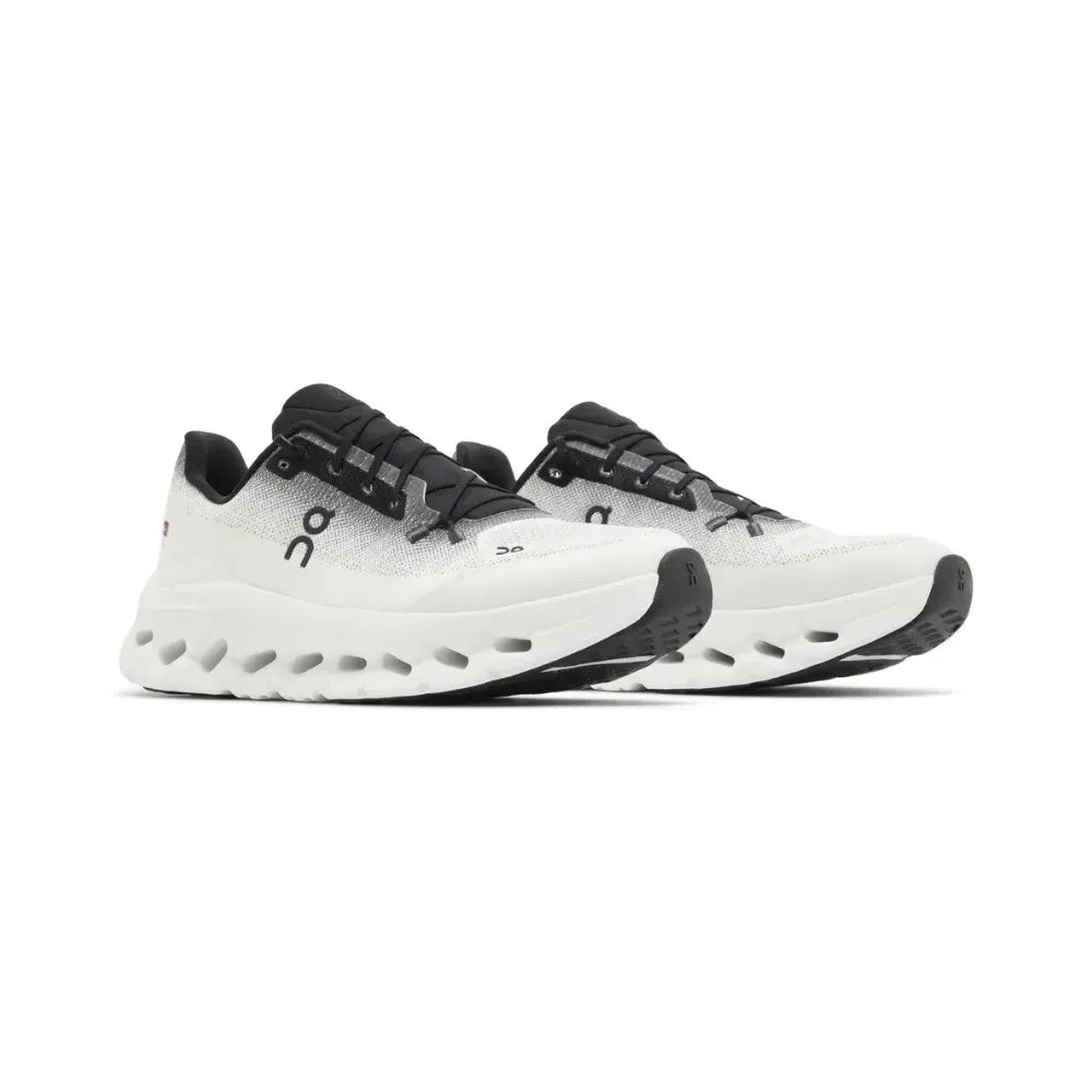 Tênis esportivo branco com detalhes pretos, solado robusto e design moderno, masculino.
