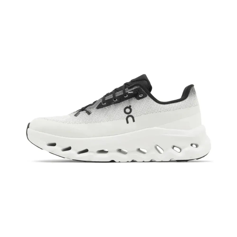 Tênis esportivo branco com detalhes pretos, solado robusto e design moderno, ideal para corrida.