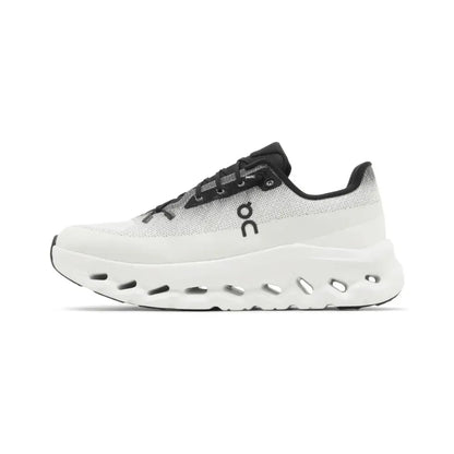 Tênis esportivo branco com detalhes pretos, solado robusto e design moderno, ideal para corrida.