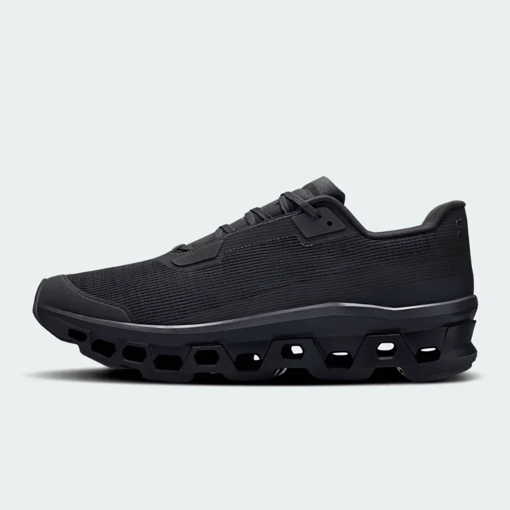 Tênis preto masculino com design esportivo, solado vazado e acabamento moderno