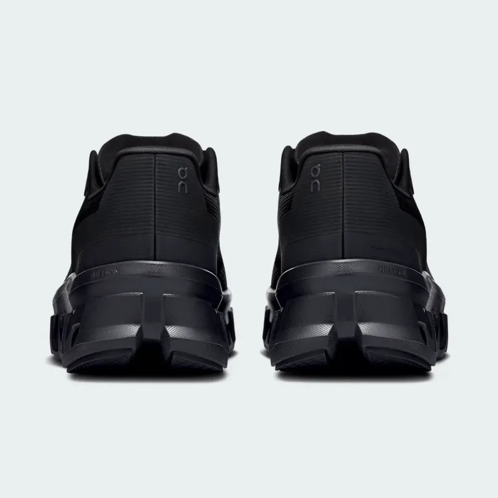 Tênis preto esportivo On Running vistos por trás, solado robusto e detalhes modernos.