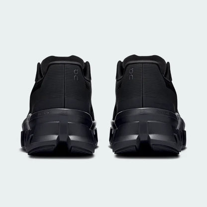 Tênis preto esportivo On Running vistos por trás, solado robusto e detalhes modernos.
