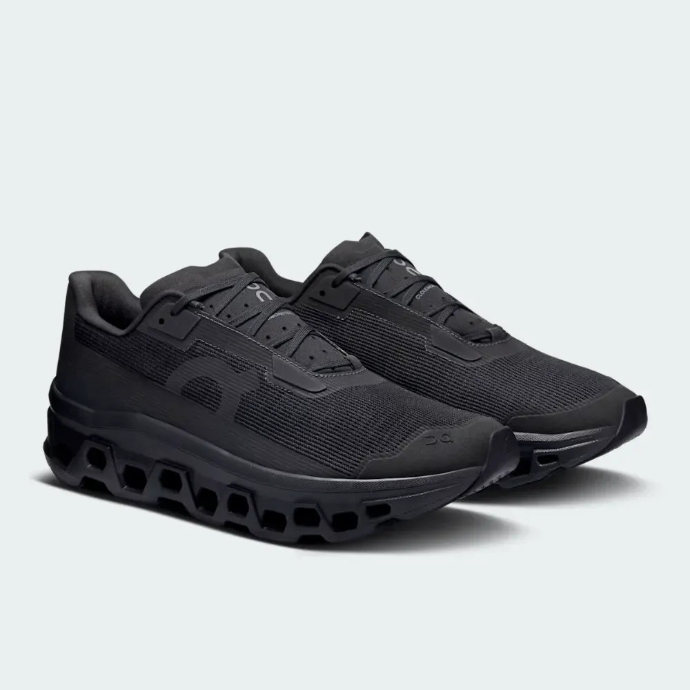 Tênis preto masculino com design esportivo, sola robusta e detalhes em tecido, estilo running.