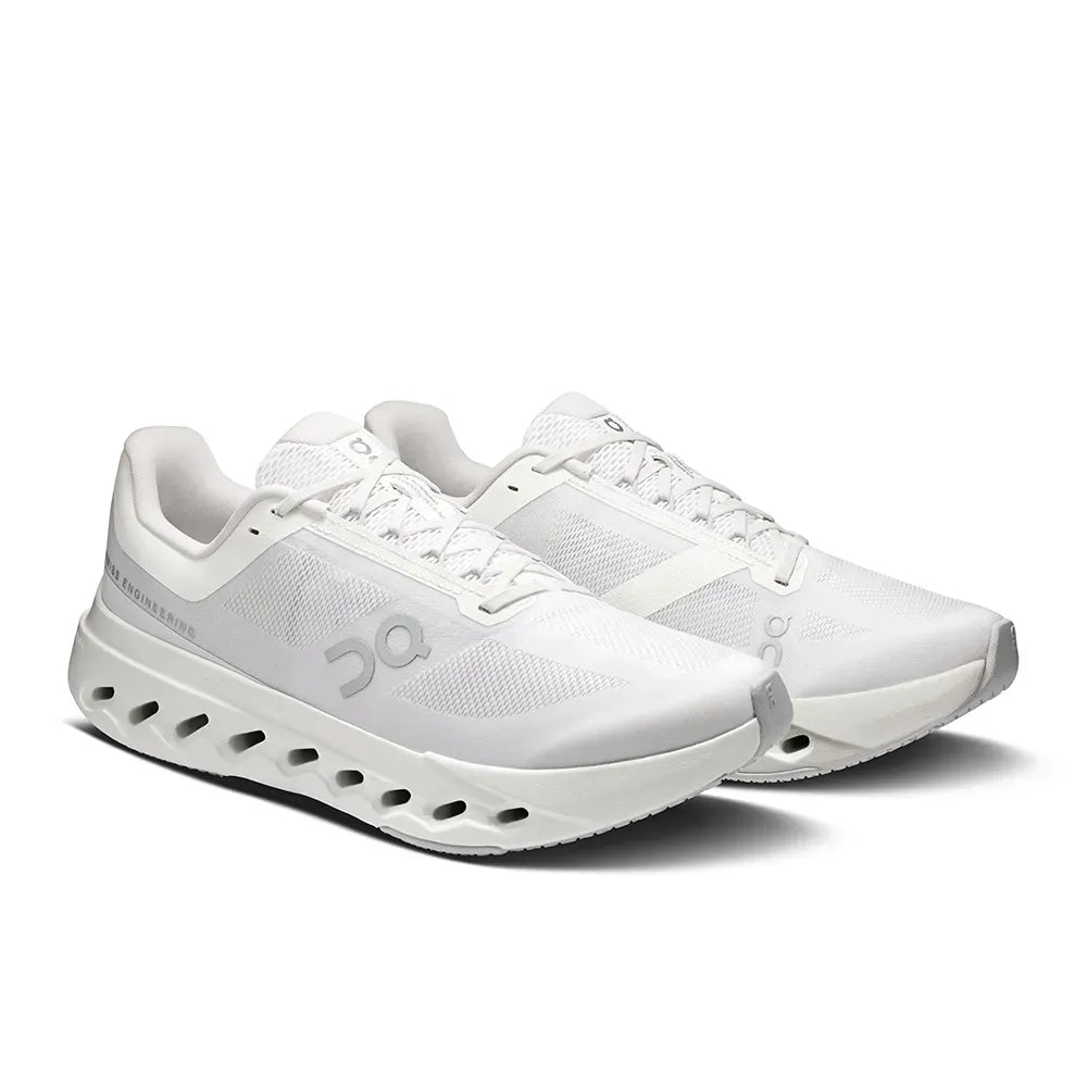 Tênis branco masculino On Running com design esportivo, sola ventilada e acabamento moderno