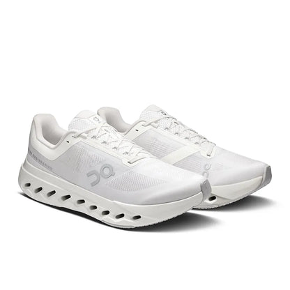 Tênis branco masculino On Running com design esportivo, sola ventilada e acabamento moderno