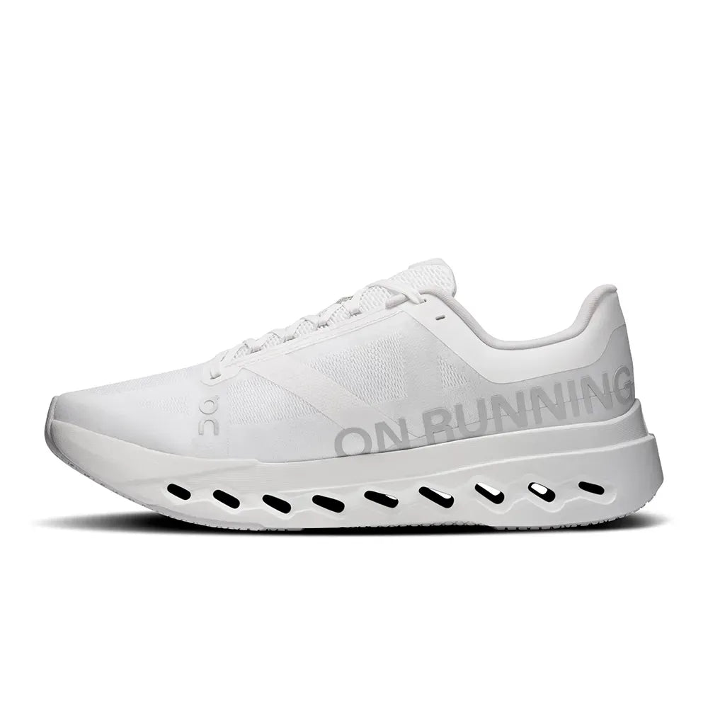Tênis branco On Running com sola alta, design moderno e detalhes vazados na lateral.