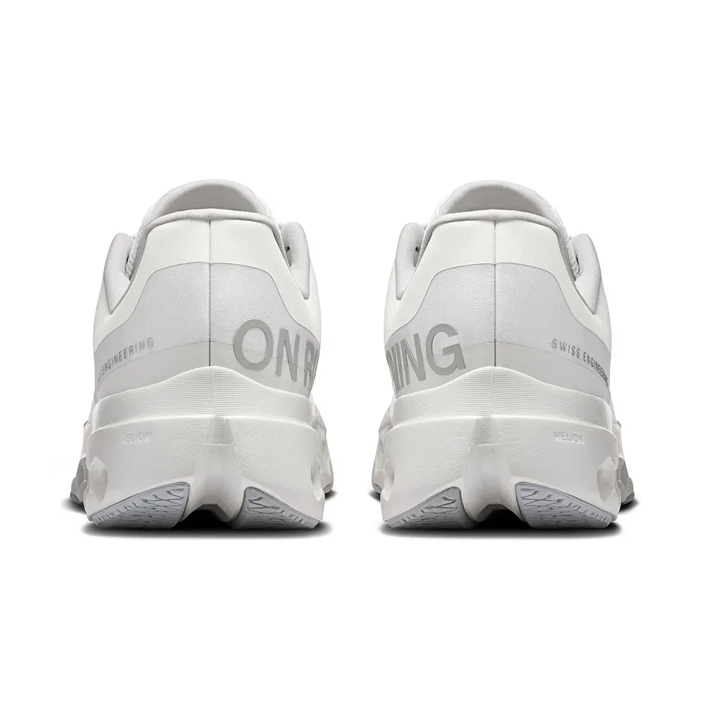 Tênis branco On Running vistos por trás, design moderno e sola robusta, sneakers premium.