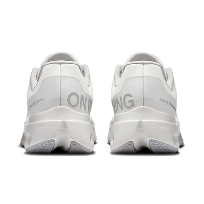 Tênis branco On Running vistos por trás, design moderno e sola robusta, sneakers premium.
