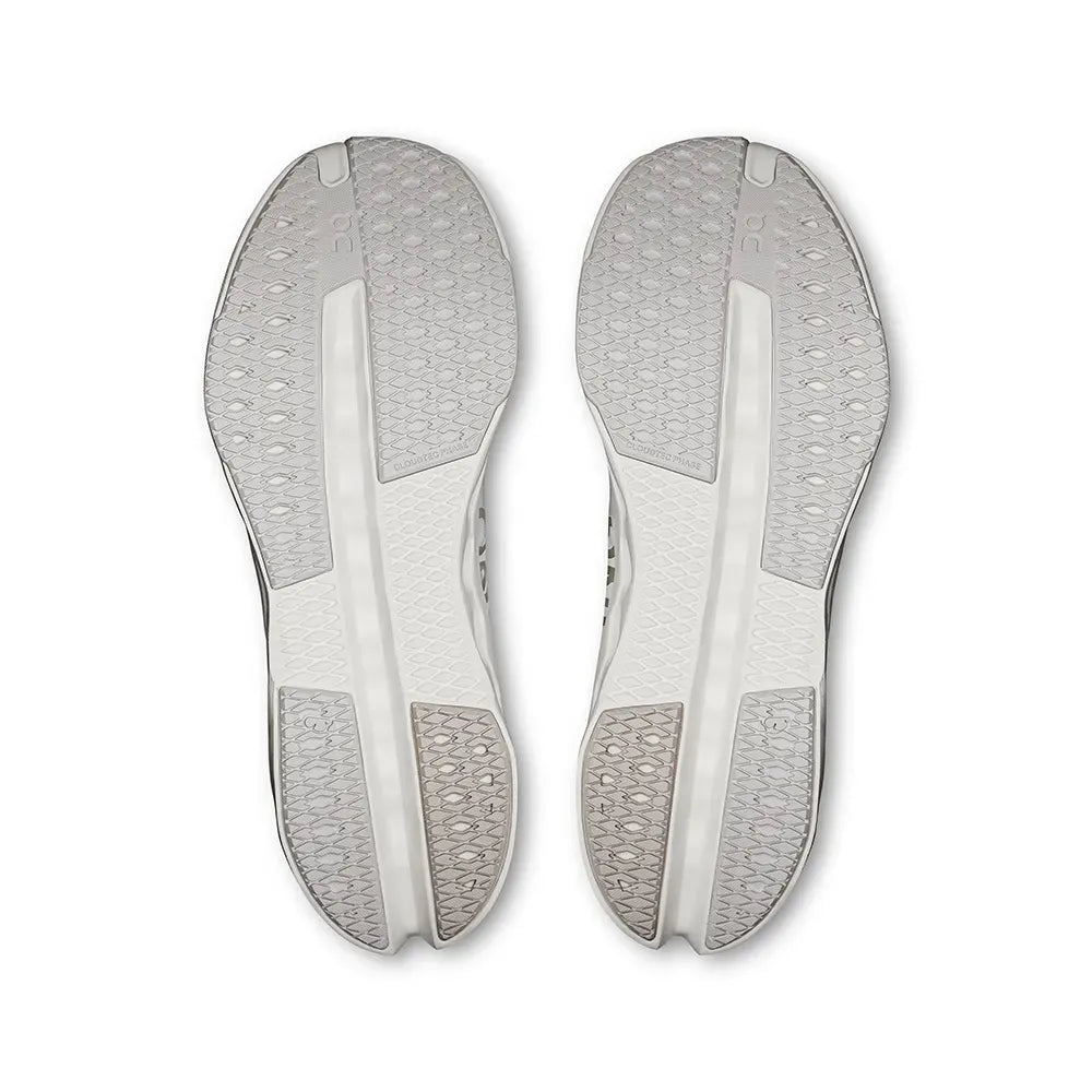 Solas de tênis esportivo branco com textura antiderrapante e design moderno, vista inferior
