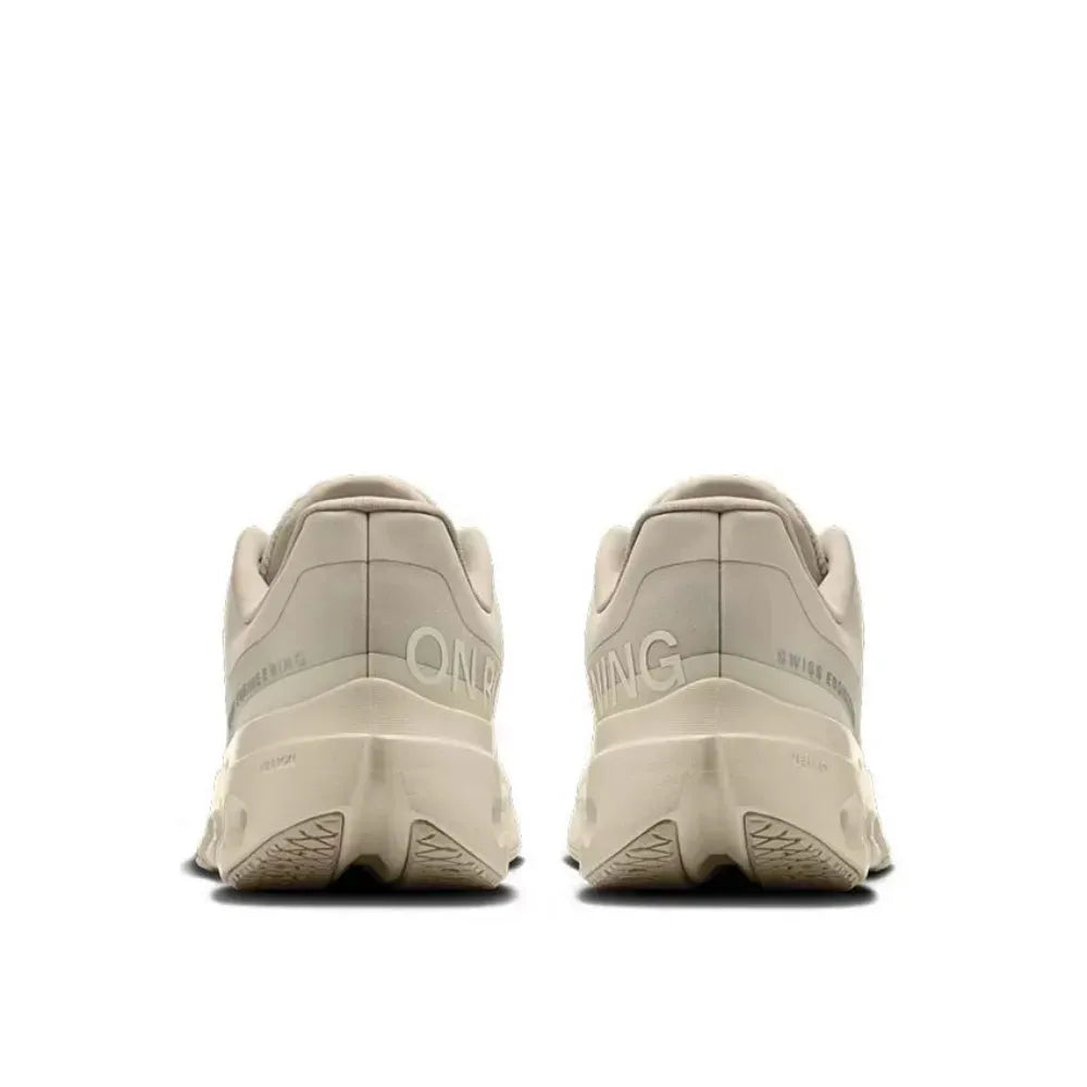 Tênis branco On Running vistos de trás, solado esportivo, design moderno, fundo branco.