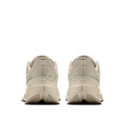 Tênis branco On Running vistos de trás, solado esportivo, design moderno, fundo branco.