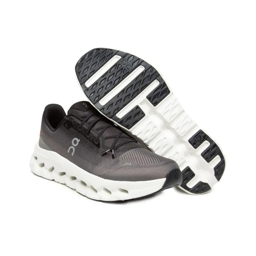Tênis esportivo preto e branco masculino com solado robusto e design moderno, ideal para corrida