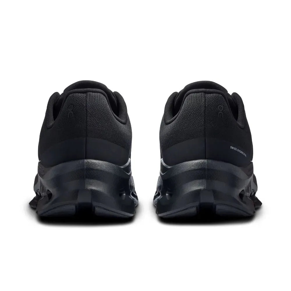 Tênis preto masculino vistos de trás, sola robusta, design esportivo e moderno.