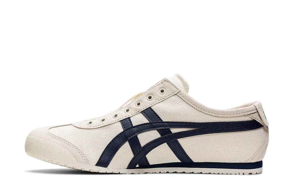 Tênis casual branco com detalhes em azul marinho, design clássico e sola baixa.