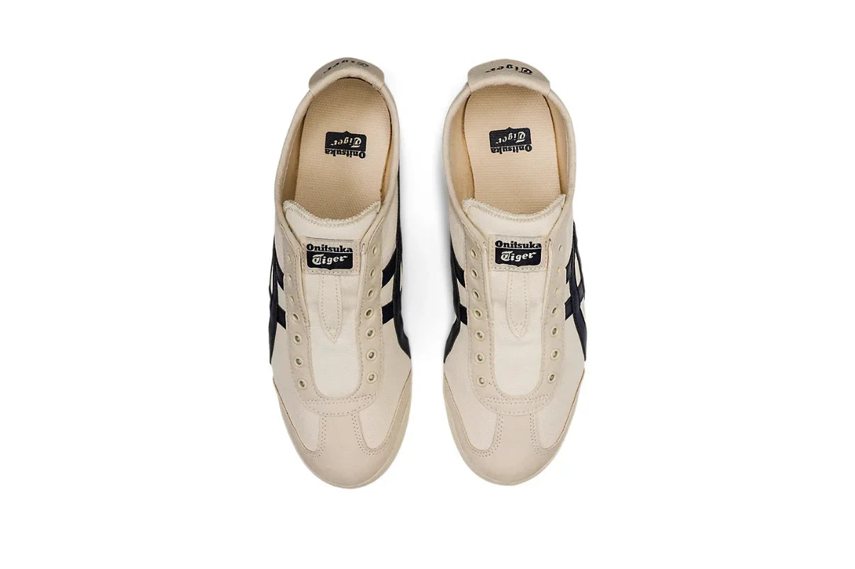 Tênis Onitsuka Tiger branco com detalhes pretos, visualizado de cima, design clássico.