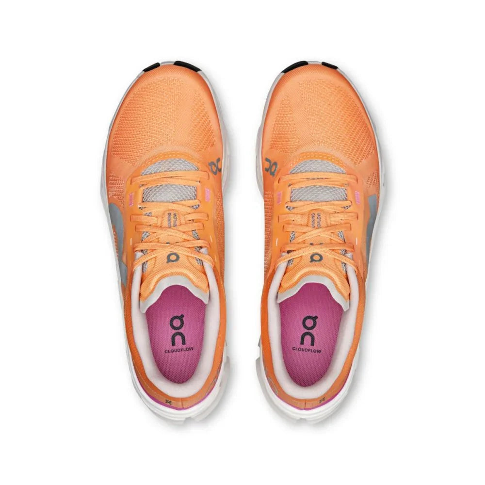 Tênis esportivo laranja On Running Cloudflow com cabedal em mesh e palmilha rosa, vistos de cima