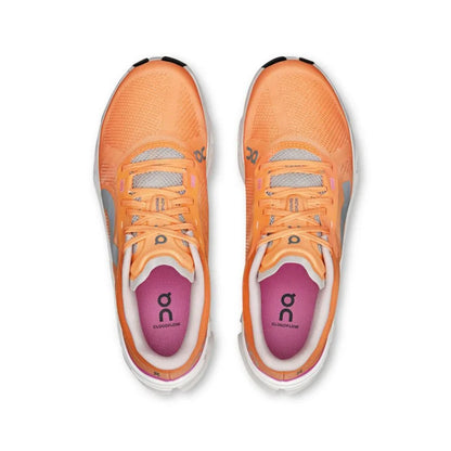 Tênis esportivo laranja On Running Cloudflow com cabedal em mesh e palmilha rosa, vistos de cima