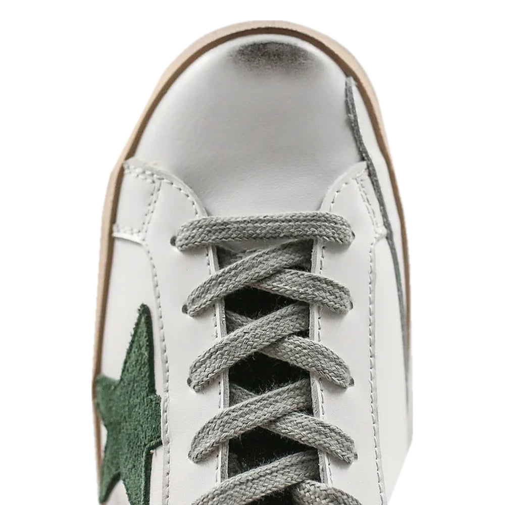 Tênis Golden Goose Super-Star Branco com Estrela de Camurça Verde