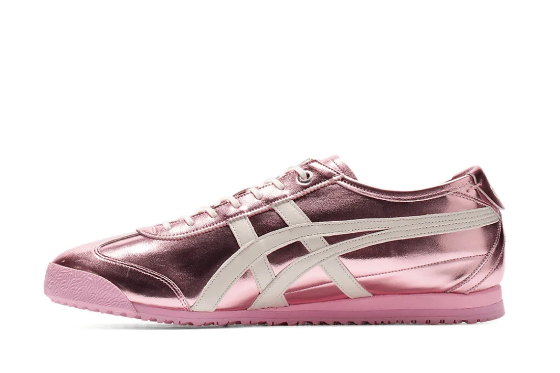Tênis casual rosa metálico com detalhes creme, sola rosa e design moderno.