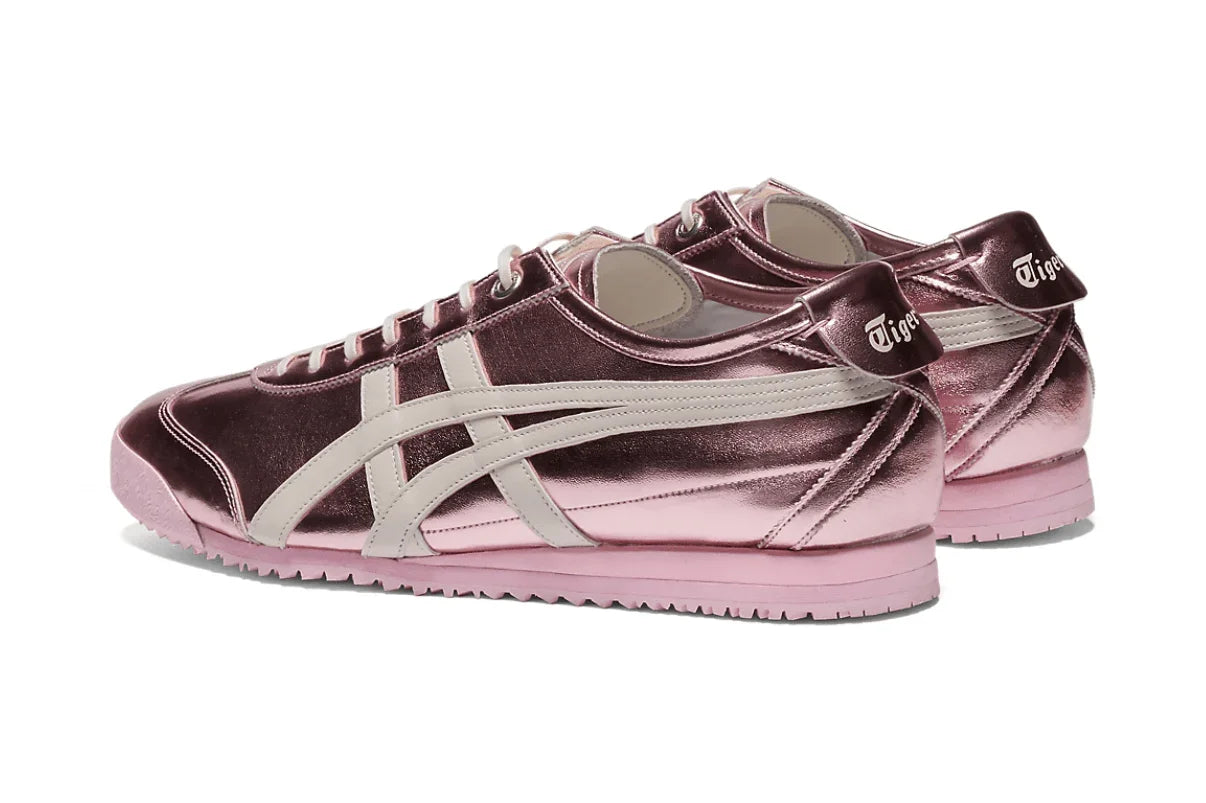 Tênis rosa metálico com detalhes em creme, design retrô, sola rosa e logo Tiger no calcanhar.