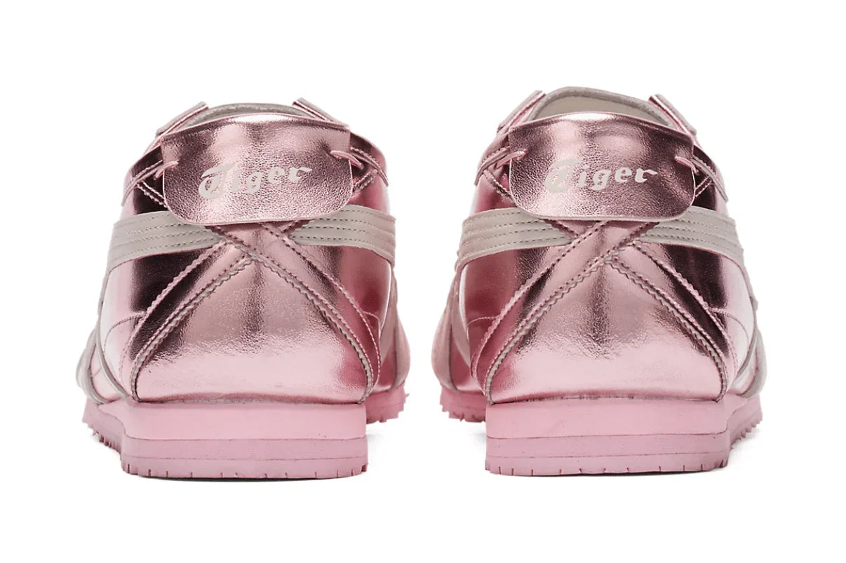 Tênis feminino rosa metálico com detalhes em creme, visto de trás, solado rosa.