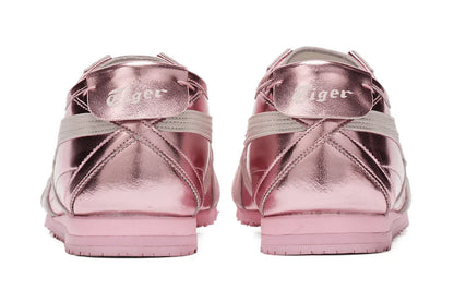 Tênis feminino rosa metálico com detalhes em creme, visto de trás, solado rosa.