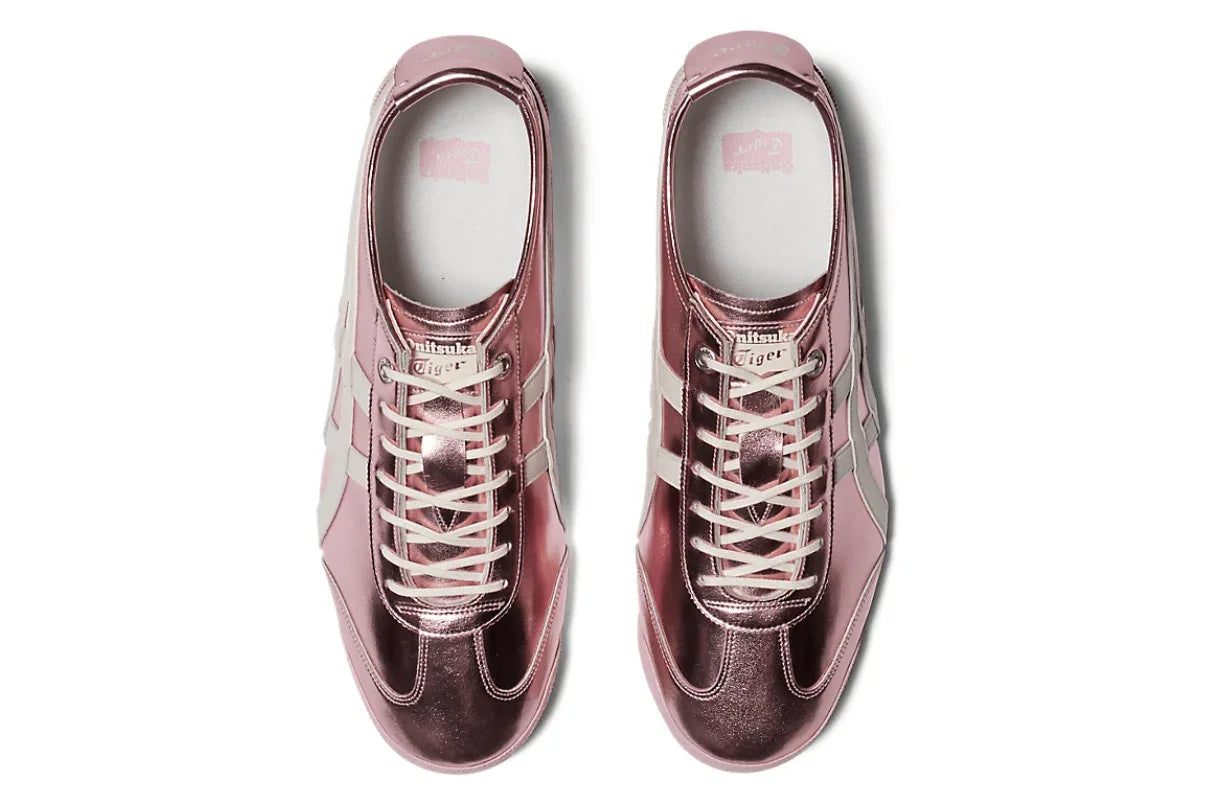 Tênis casual rosa metálico com detalhes brancos, visual moderno e acabamento brilhante.