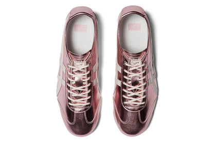 Tênis casual rosa metálico com detalhes brancos, visual moderno e acabamento brilhante.