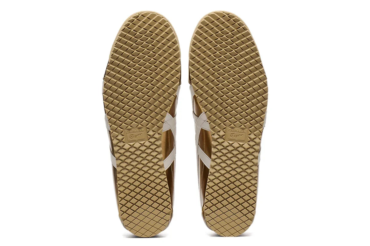 Solas de tênis casual douradas com padrão em grade, visualizadas de baixo, detalhes em creme.