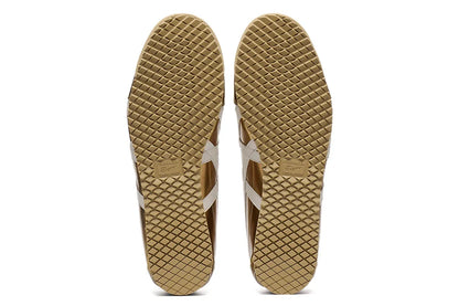 Solas de tênis casual douradas com padrão em grade, visualizadas de baixo, detalhes em creme.