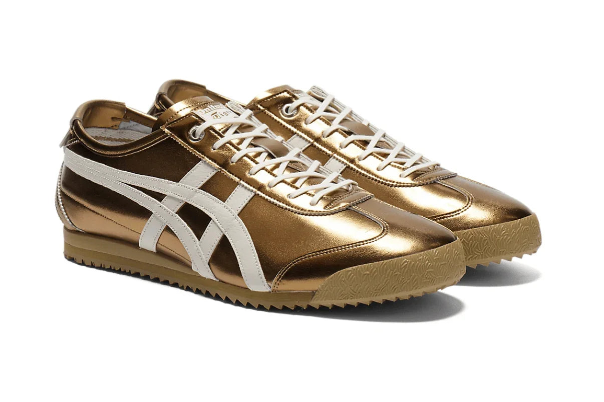 Tênis casual dourado metálico com detalhes brancos e sola bege, visual moderno e estiloso