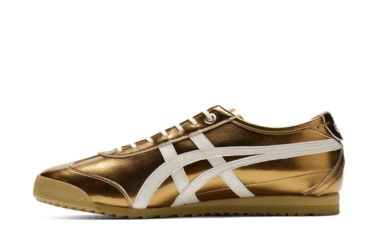 Tênis dourado metálico com detalhes brancos e sola beige, estilo retrô casual.