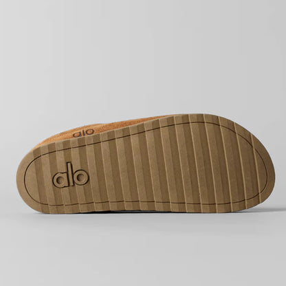 Sola de chinelo bege de recuperação com logo, detalhe em relevo e fundo cinza.