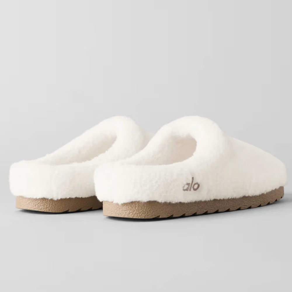 par de chinelos brancos de pelúcia para recuperação, sola bege, vista lateral