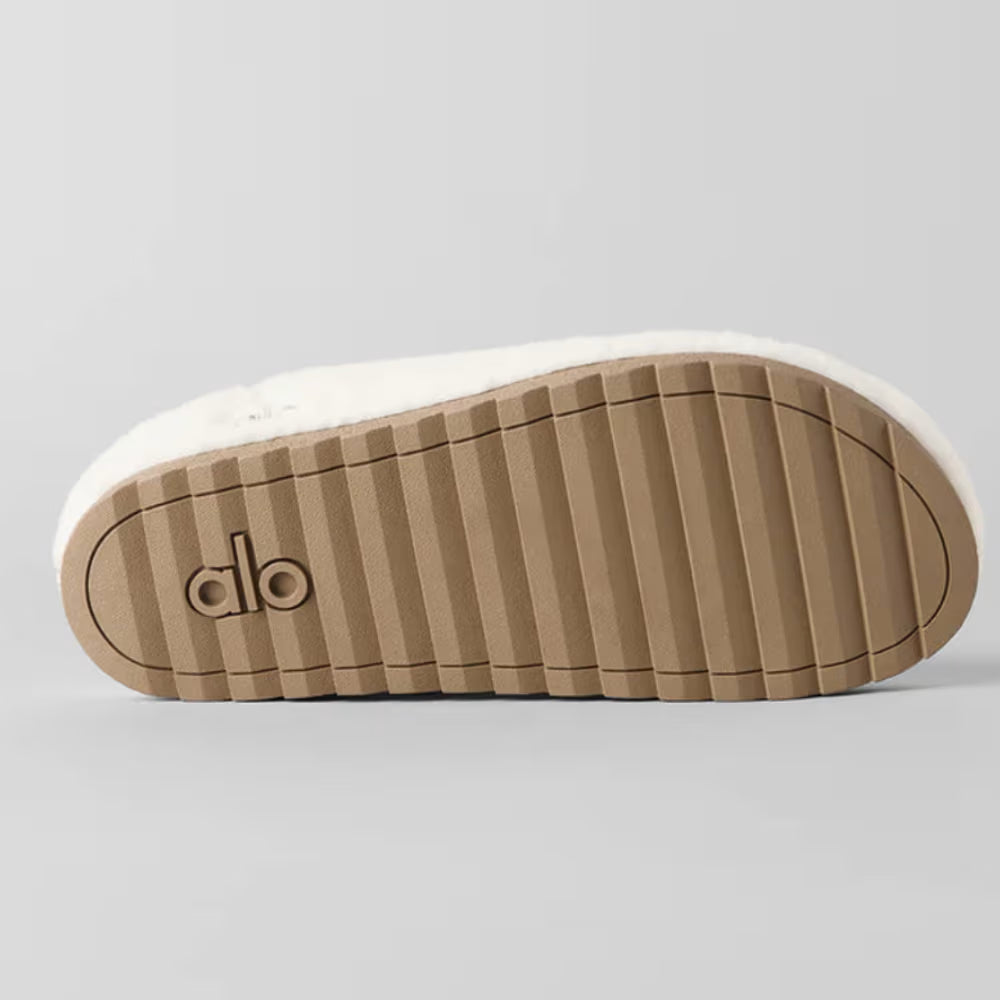 Pantufa branca de recovery com solado antiderrapante marrom, vista da sola, detalhe em relevo.