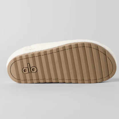 Pantufa branca de recovery com solado antiderrapante marrom, vista da sola, detalhe em relevo.