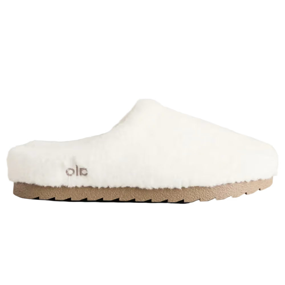 Chinelo branco de pelúcia com sola de borracha marrom, visual confortável e moderno.