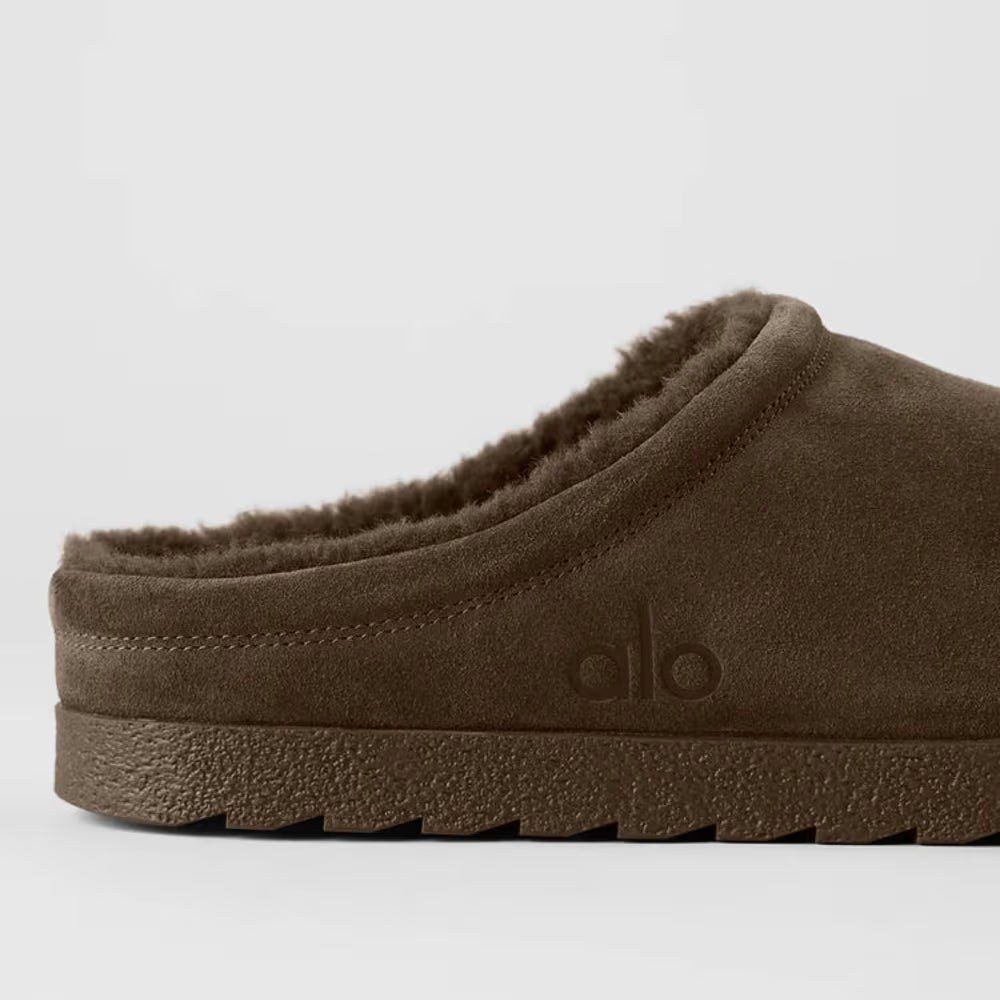 Slipper marrom de camurça com forro peluciado, detalhe lateral, masculino ou feminino.