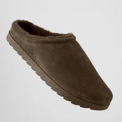 Chinelo slipper marrom de camurça com interior forrado e solado antiderrapante, visto lateralmente.