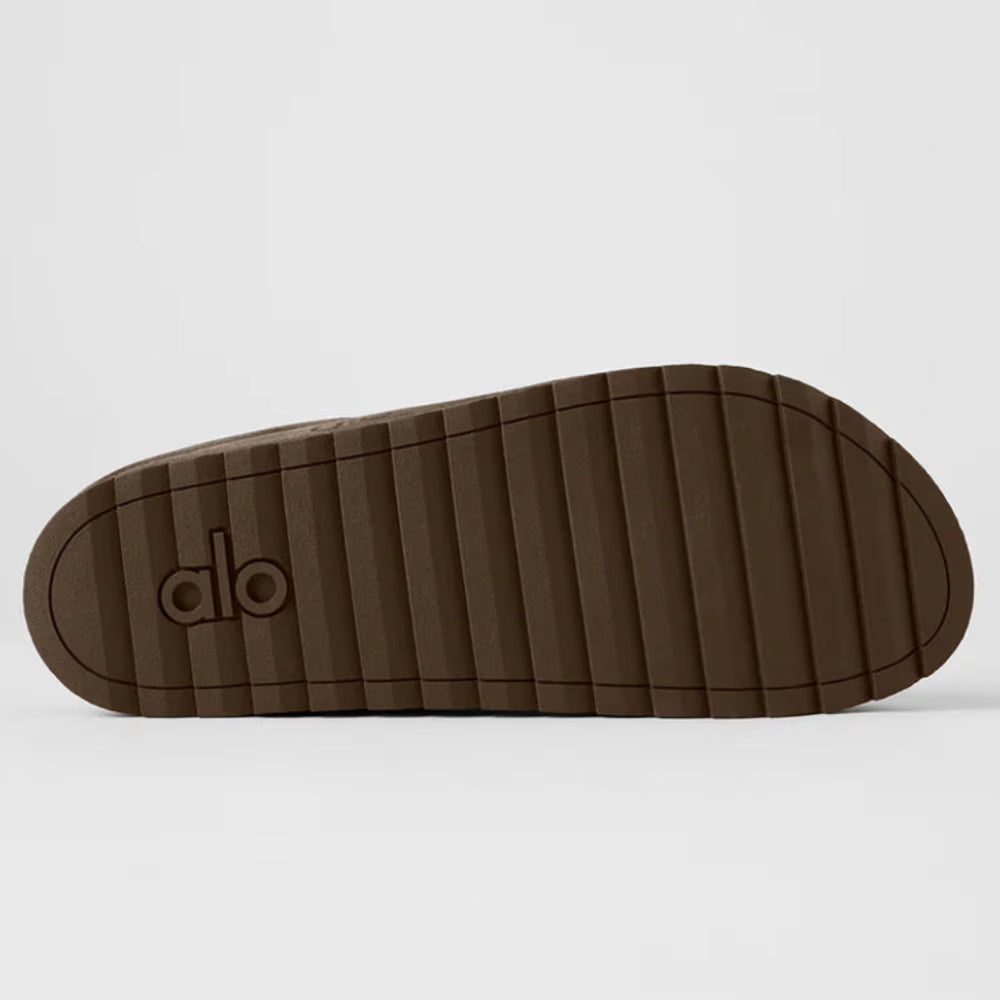Solado de chinelo marrom, anatômico, com textura antiderrapante e logo em relevo.