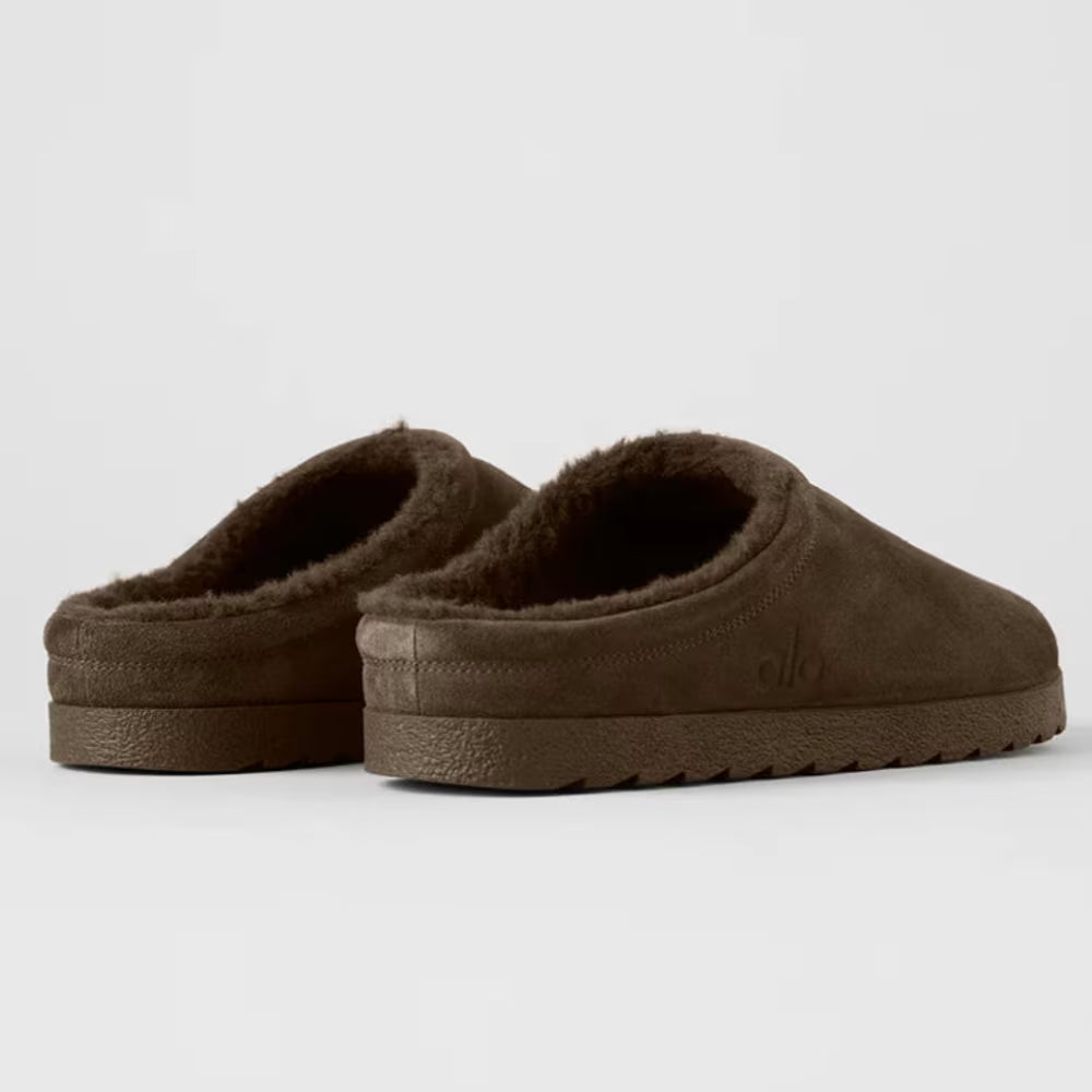 Chinelo marrom de pelúcia, modelo fechado atrás, solado antiderrapante, vista traseira.