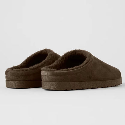 Chinelo marrom de pelúcia, modelo fechado atrás, solado antiderrapante, vista traseira.